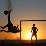 trainingskamp organiseren plannen regelen voetbalteam strand voetballen