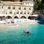 trainingskamp organiseren plannen regelen voetbalteam italie ligurische kust chiavari kano varen langs strand