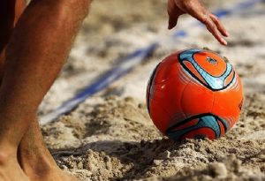 trainingskamp organiseren plannen regelen voetbalteam voetballen strand