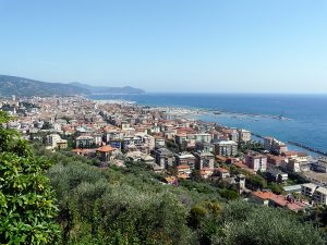 trainingskamp organiseren plannen regelen voetbalteam italie ligurische kust chiavari luchtfoto stad