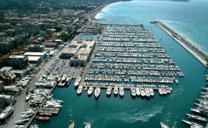 trainingskamp organiseren plannen regelen voetbalteam italie ligurische kust chiavari luchtfoto haven